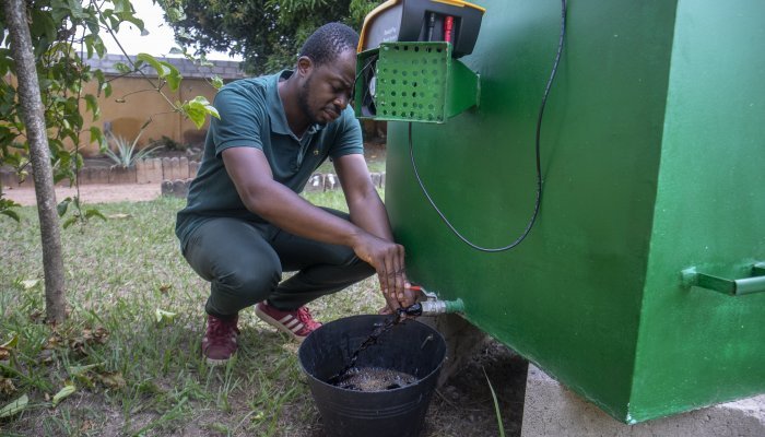 Ivorian entrepreneur, Noël N’guessan, demonstrates the use of his biowaste innovation, Kubeko. Photo: RAEngGGImagesThierryGouegnon